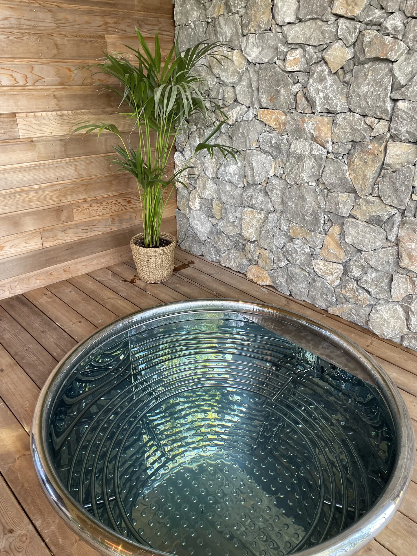 Bain nordique en inox de la Suite Refuge sur la terrasse en bois