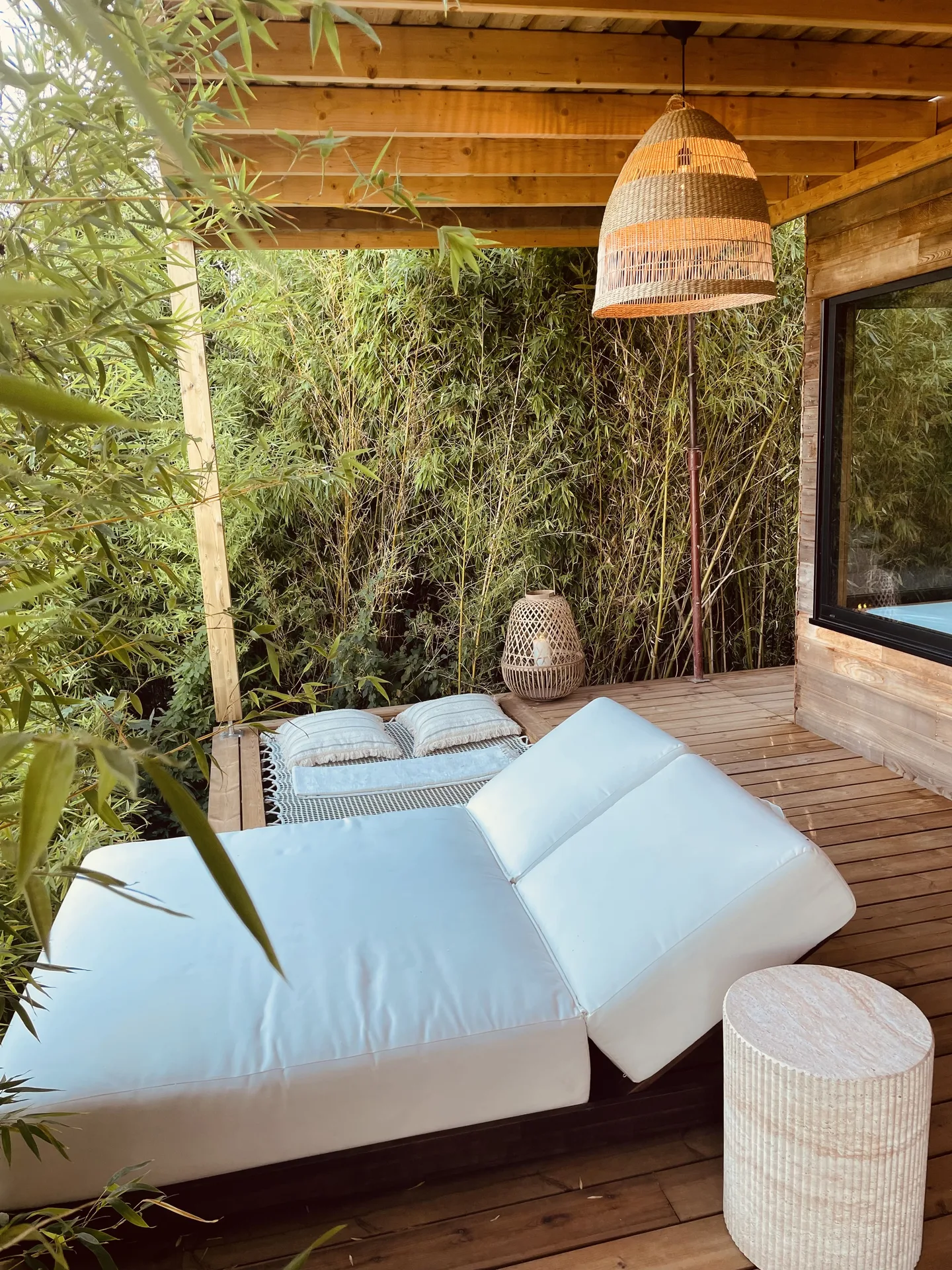Terrasse de la Suite Refuge avec bains de soleil, entourée de bambous