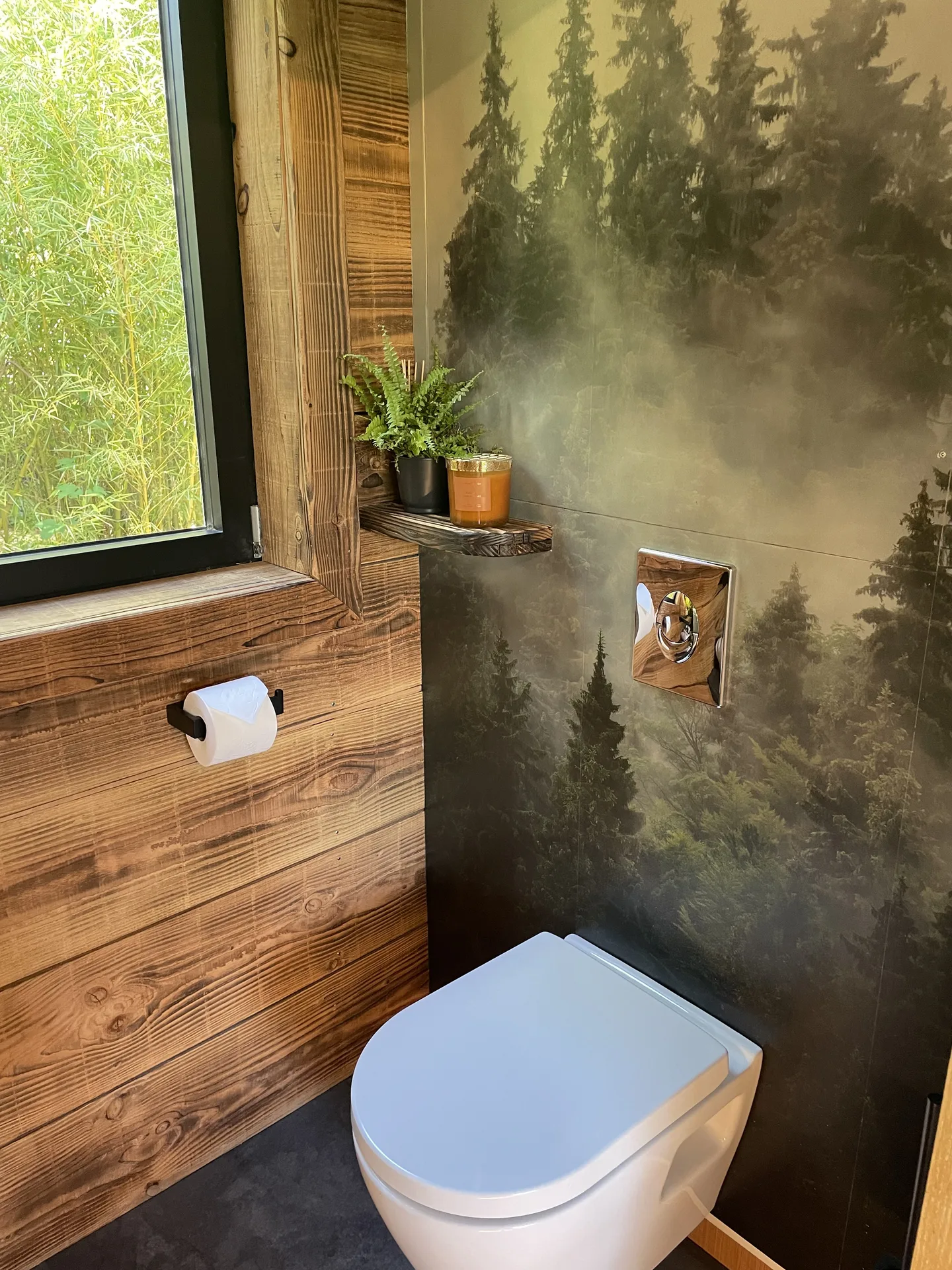 WC séparé habillé d'un papier peint forêt brumeuse, fenêtre ouvrant sur les bambous